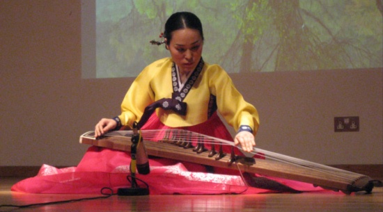 Choi Jin plays 12-string kayagum