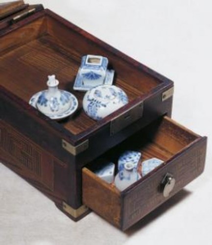 Make-up cabinet