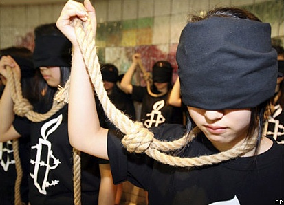 Amnesty International members in Korea protest against the death penalty