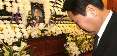 Shim Sung-min is mourned by his father Shim Sung-min is mourned by his father