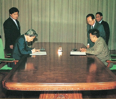 Kim Jong-il and Junichiro Koizumi sign the DPRK-Japan Pyongyang Declaration