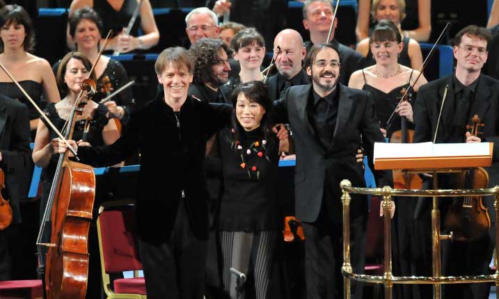 Applause after the premiere of Unsuk Chin Cello Concerto