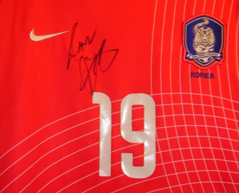 Ahn Jung-hwan's autographed shirt