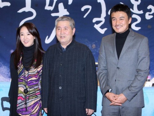 Kang Soo-yeon and Park Joong-hoon with director Im Kwon-taek