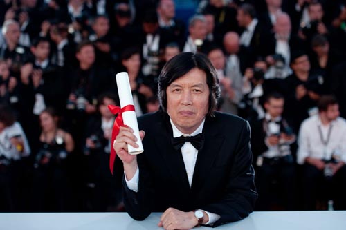Lee Chang-dong with his best screenplay award