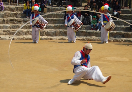 Nongak-style breakdancing