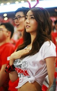 Song Si-yeon supporting the Red Devils