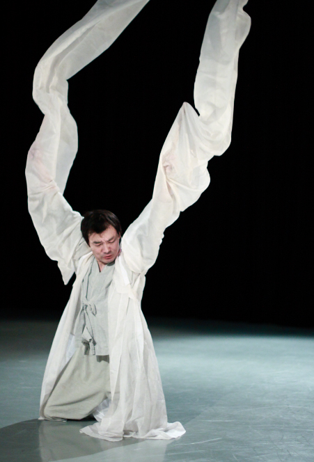 Yi Chuljin rehearsing the Seungmu