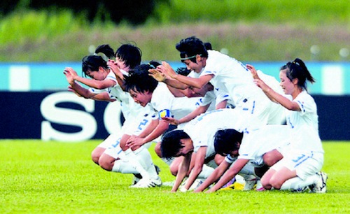 South Korean U-17 female footballers perform a Chuseok bow after equalising against Spain in the semi-finals