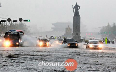 Flash floods in Ghwanghwamun during Chuseok deluge
