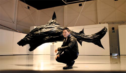 Ji Yong-ho with one of his tyre sculptures Ji Yong-ho with one of his tyre sculptures