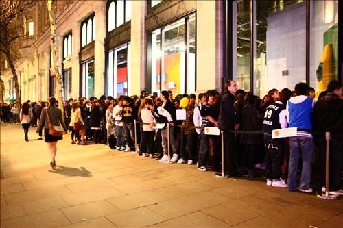 The queue for Friday's K-pop event at the KCC