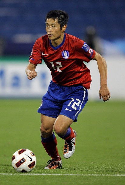 Lee in action for his country against Bahrain in the 2011 Asian Cup