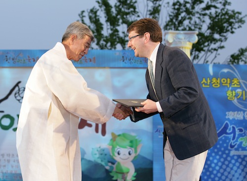 Receiving my certificate from Lee Jae-geun, Mayor of Sancheong-gun