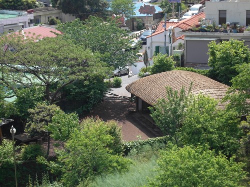 Lee Jung-seob lived for a year with his wife and two children in one third of this cottage