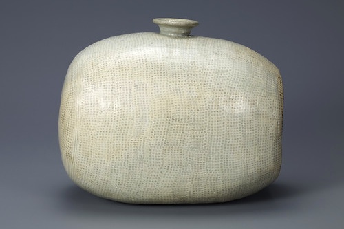 Drum-Shaped Bottle with Decoration of Rows of Dots. Mid-15th century. Leeum, Samsung Museum of Art, Seoul, Treasure no. 1423