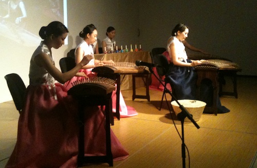 Sooeun Kwak with the La-on G gayageum ensemble at the KCC Sooeun Kwak with the La-on G gayageum ensemble at the KCC