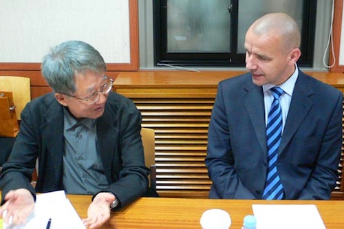 Bae Soon-hoon, director of the National Museum of Contemporary Art, talks with Godfrey Worsdale, director of the Baltic Centre for Contemporary Art Bae Soon-hoon, director of the National Museum of Contemporary Art, talks with Godfrey Worsdale, director of the Baltic Centre for Contemporary Art