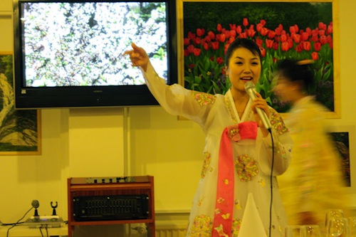 An employee at Pyongyang Restaurant, the first North Korean restaurant in Europe, entertains customers. (YONHAP) An employee at Pyongyang Restaurant, the first North Korean restaurant in Europe, entertains customers. (YONHAP)