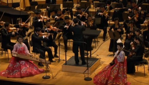 Ju Jo-ok (Kayagum) and Ha Nam-un (sohaegum) play Vinalon Extending 3000-ri, conducted by Ju Yun-pom