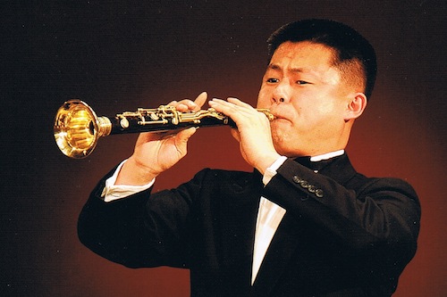 Kim Un-chol playing the Jangsaenap