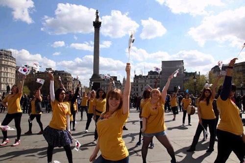 Supporters for the Korean team launch a cheering squad to mark 100 days until the London Olympics in Trafalgar Square in London on Wednesday. Supporters for the Korean team launch a cheering squad to mark 100 days until the London Olympics in Trafalgar Square in London on Wednesday.