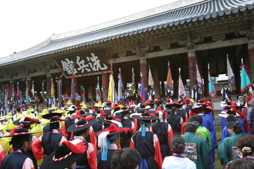 The Hansan Daecheop festival, held throughout Tongyeong every August The Hansan Daecheop festival, held throughout Tongyeong every August