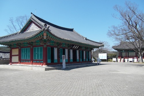 The Jeseungang hall, Admiral Yi's command centre on Hansando, with (right) the Suru lookout pavilion The Jeseungang hall, Admiral Yi's command centre on Hansando, with (right) the Suru lookout pavilion