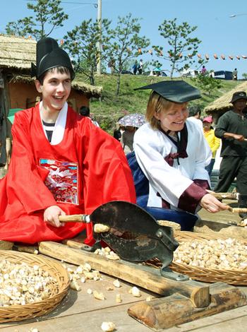 Visitors have fun at the annual Mt. Jiri Herb Festival in Sancheong. Photo: Chosun Ilbo