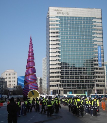 Riot police start gathering in Cheonggye Plaza Riot police start gathering in Cheonggye Plaza
