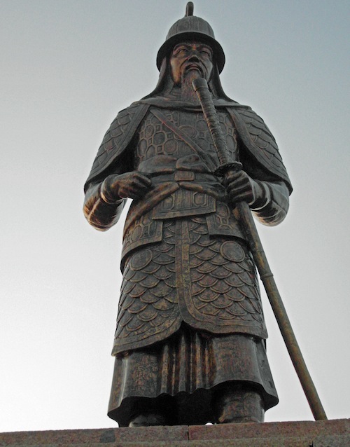 The statue of Chungmugong Yi Sun-shin above the Tongyeong Citizens Art Centre and the Nammandsan Sculpture Park The statue of Chungmugong Yi Sun-shin above the Tongyeong Citizens Art Centre and the Nammandsan Sculpture Park