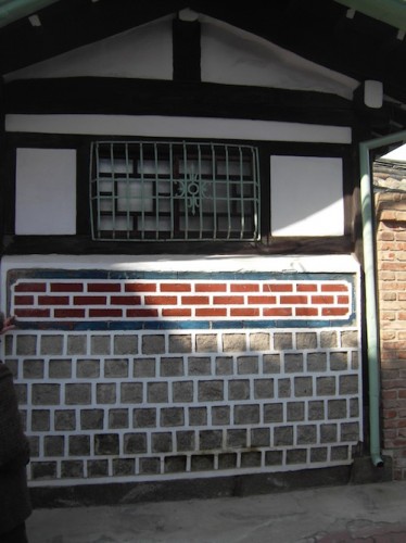 A well-renovated hanok wall in the area west of the Gyeongbokgung A well-renovated hanok wall in the area west of the Gyeongbokgung