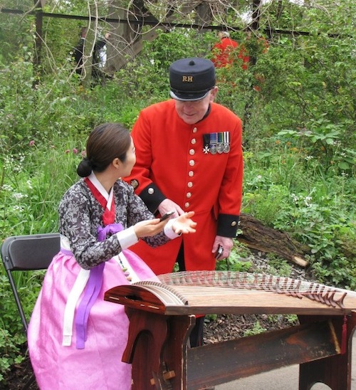 A Chelsea Pensioner gets a kayageum lesson
