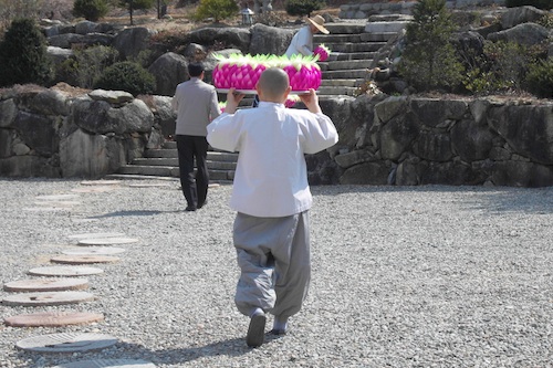 Carrying lanterns to the temple after lunch Carrying lanterns to the temple after lunch