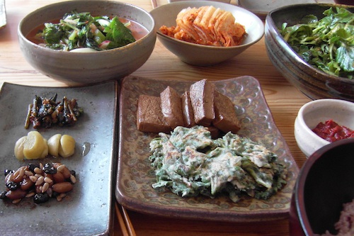 Mugwort pancakes, sour green plums, nuts, herbs and leaves - a delicious temple lunch Mugwort pancakes, sour green plums, nuts, herbs and leaves - a delicious temple lunch