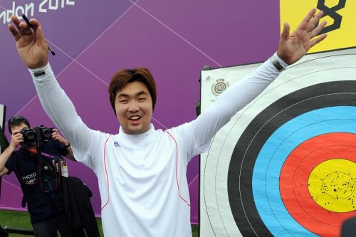 Im Dong-hyun celebrates his world record