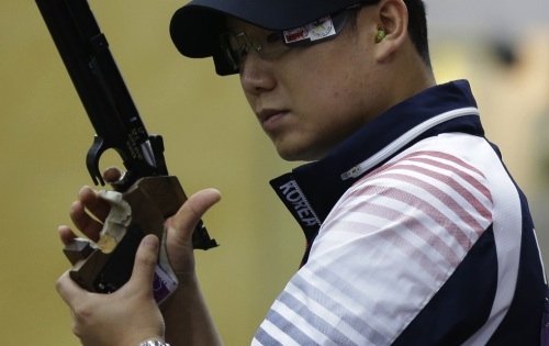 Jin Jong-oh with air pistol