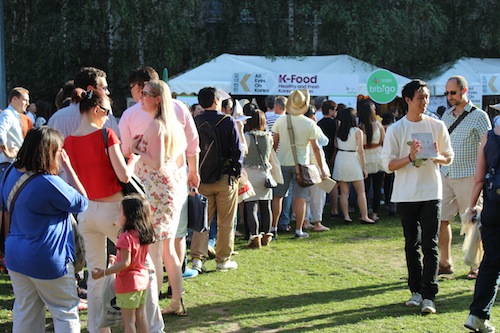Thames Festival - the queue for the bibimbap Thames Festival - the queue for the bibimbap