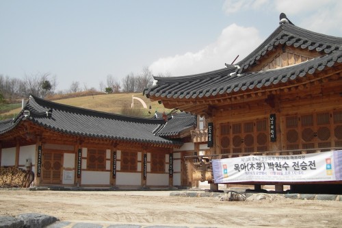 The exterior of the Park Chan-soo museum in Saengcho, Sancheong-gun The exterior of the Park Chan-soo museum in Saengcho, Sancheong-gun
