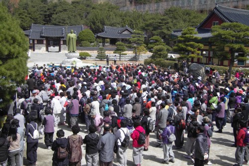 Visitors wait for the Seong Cheol centeneray celebrations to start Visitors wait for the Seong Cheol centeneray celebrations to start