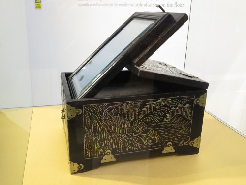 A Joseon dynasty cosmetic stand