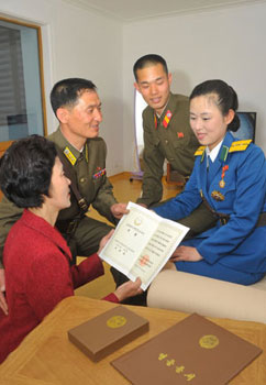 Ri shows off her award