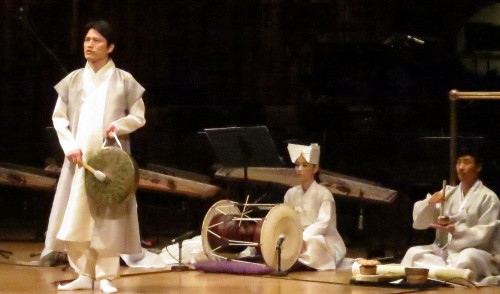 Han Seung-seok sings a lament at the start of the Ssitgim Gut