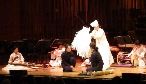 The shaman chants over the bereaved relatives in the Ssitgim-gut