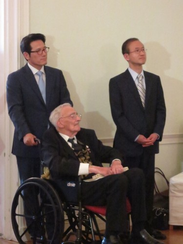 Culture Choung Byoung-gug (left), Ambassador Lim Sung-nam with war veteran David Kamsler