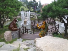 Tiger and bear in a more natural setting, in the part of the Korean Medicine Theme Park devoted to the foot.