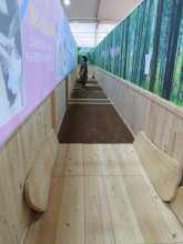 A corridor of hinoki cypress shavings for walking on barefoot