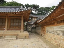 The little gate between the Sarangchae (right) and the Byelochae (left)