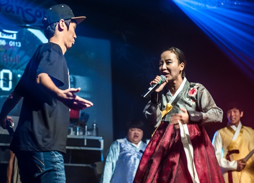Pansori singer Cho Da-jeong takes on rapper Bae Jun-hee Pansori singer Cho Da-jeong takes on rapper Bae Jun-hee
