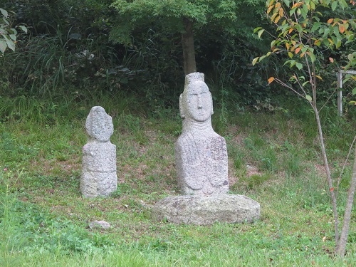 Stone buddhas at Unjusa